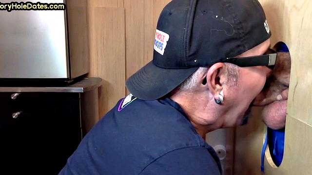Amateur gloryhole daddy sucks pecker in homemade BJ