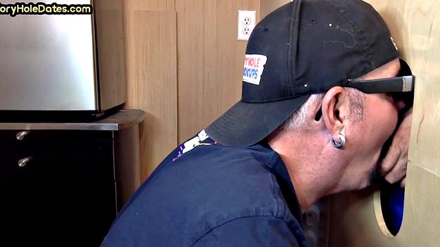 Amateur gloryhole daddy sucks pecker in homemade BJ