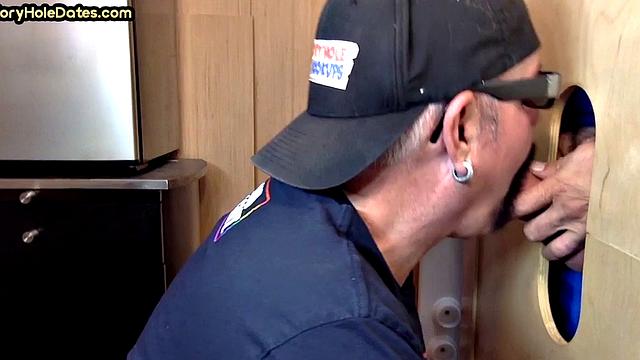 Amateur gloryhole daddy sucks pecker in homemade BJ