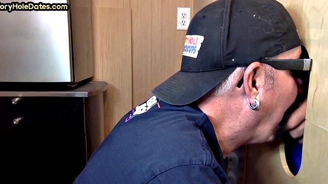 Amateur gloryhole daddy sucks pecker in homemade BJ