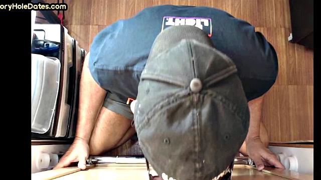 Amateur gloryhole daddy sucks pecker in homemade BJ