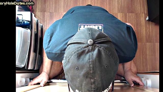 Amateur gloryhole daddy sucks pecker in homemade BJ