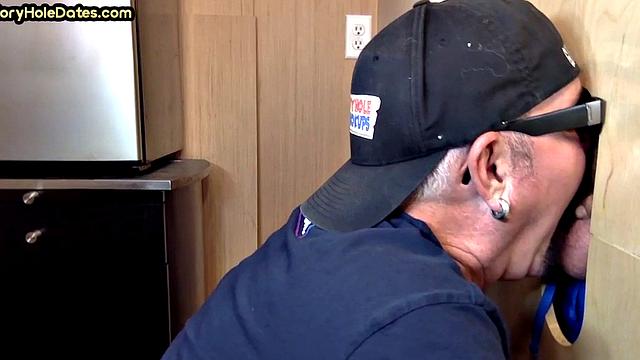 Amateur gloryhole daddy sucks pecker in homemade BJ