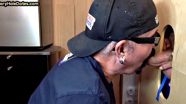 Amateur gloryhole daddy sucks pecker in homemade BJ