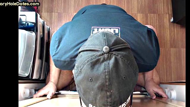 Amateur gloryhole daddy sucks pecker in homemade BJ