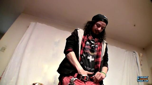 Макс Харли трёт свой рокерский член