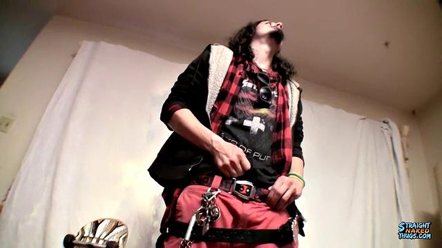Макс Харли трёт свой рокерский член