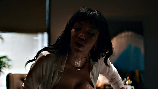 Паки с сиськами уговаривает директора Томми Пистола взять пасынка в академию