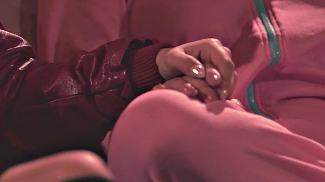 бэйбиситтер забыла о работе и устроила горячий лесби-урок втроём