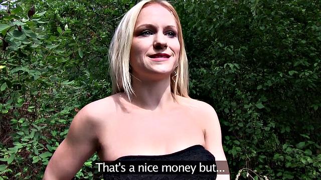 A Italian babe strip down & take it hard in the park