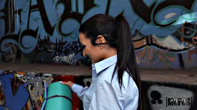 Jordi El Nino Polla трахается с Annie Reis на парковке, отсос и раком у машины.