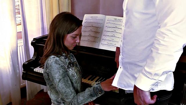 Уроки фортепиано закончились минетом и классным сексом с преподом