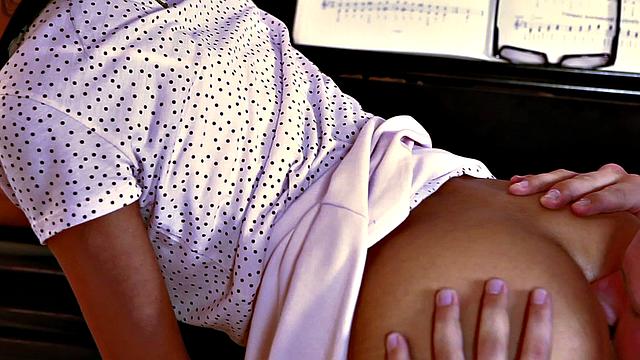 Уроки фортепиано закончились минетом и классным сексом с преподом