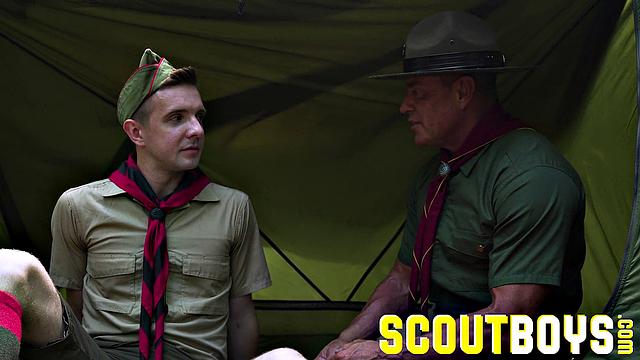 мускулистый в форме отсасывает на природе