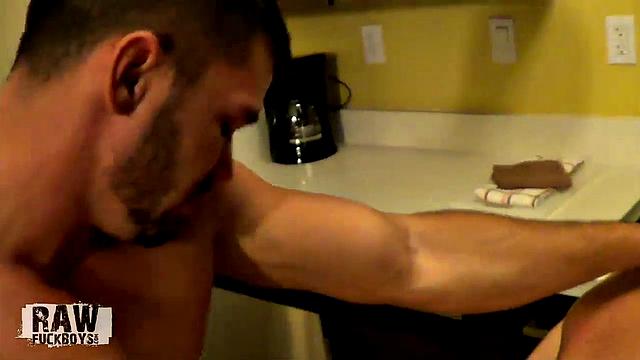 Джастин и Броган трахаются без резинки в душе