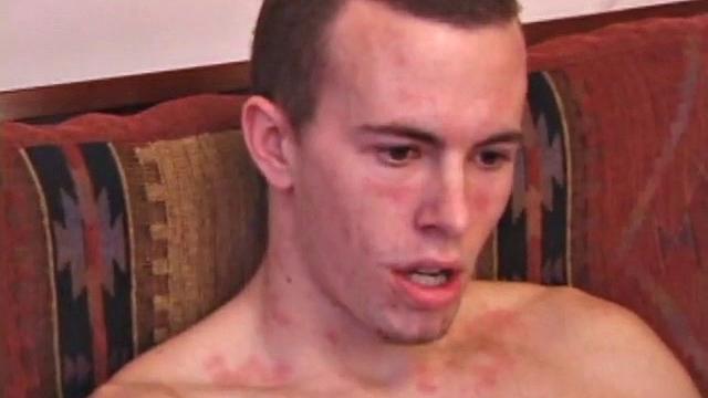 Карсон дрочит мощно и заливает себя спермой