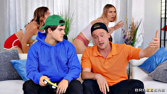 Ван Уайлд ловит момент и кончает на лицо Хлое Темпл, пока она играет с подругой в гостиной.