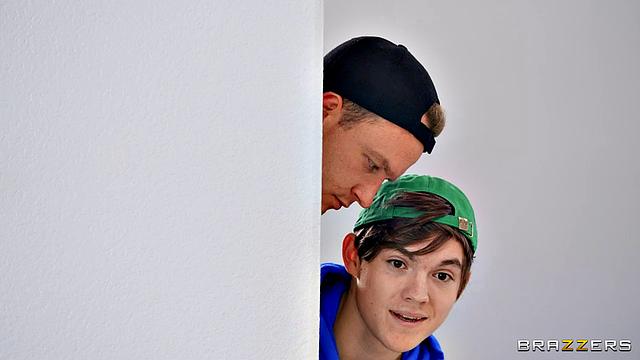 Ван Уайлд ловит момент и кончает на лицо Хлое Темпл, пока она играет с подругой в гостиной.