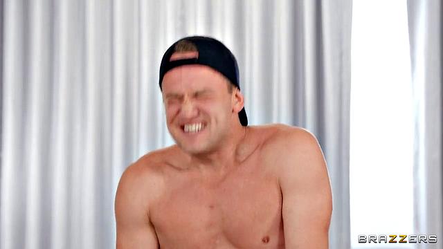 Ван Уайлд ловит момент и кончает на лицо Хлое Темпл, пока она играет с подругой в гостиной.