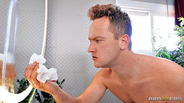 Ван Уайлд ловит момент и кончает на лицо Хлое Темпл, пока она играет с подругой в гостиной.