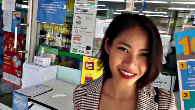 Бангкокская малышка скачет на белом как на лошади - спермы по горло