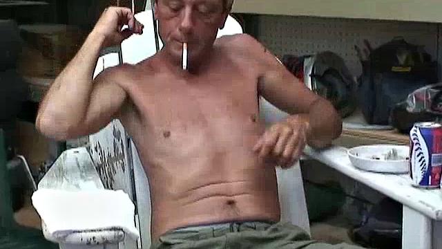 Билли снова дрочит в гостях - мужики не против повторить сеанс с руками и финишем на животе, ага, в гей-компании весело живется!