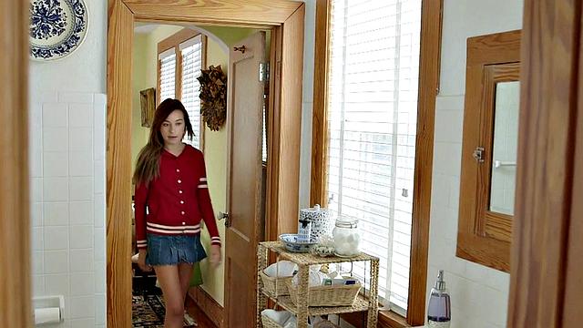 Брюнетка не выдерживает - огромный член рвёт её насквозь