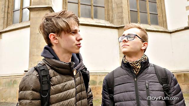 Дрю Хаксли не сдерживает страсть в жёстком гей трахе с Дэвидом Манниксом.