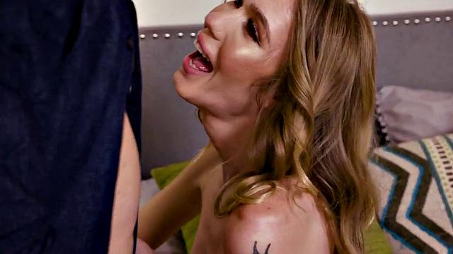 стройная транс-девка в чулках: парень рукой не скучает