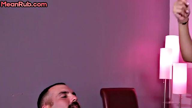 Похотливая женщина сосёт и дрочит большой член