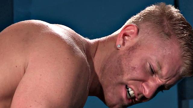 волосатый мачо жестко трахает качка