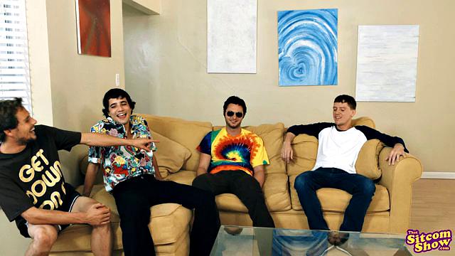 Лори Форман доводит троих до оргазма и показывает, кто здесь главная