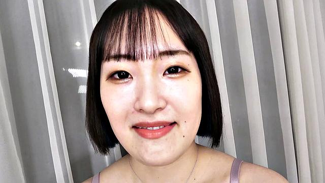 Hana Kawamura развлекает себя игрушками и не упускает кайф