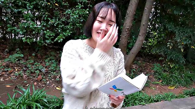 Hana Kawamura развлекает себя игрушками и не упускает кайф