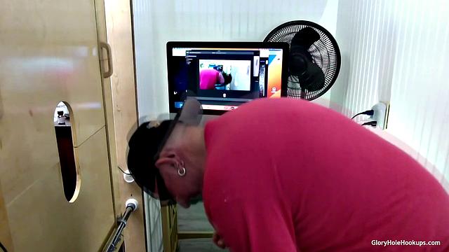 Черный член в белой жопе парня, гей-секс у дырки славно заходит.