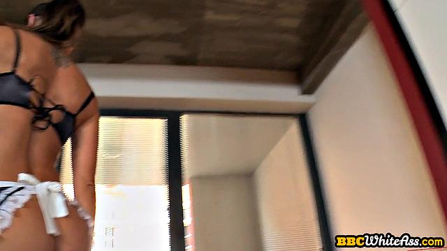 Сочная горничная с большими сиськами кайфует от глубокого анала с черным любовником после мощного отсоса.