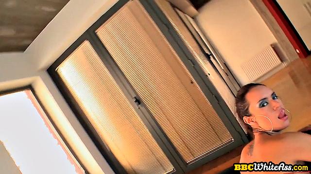 Сочная горничная с большими сиськами кайфует от глубокого анала с черным любовником после мощного отсоса.