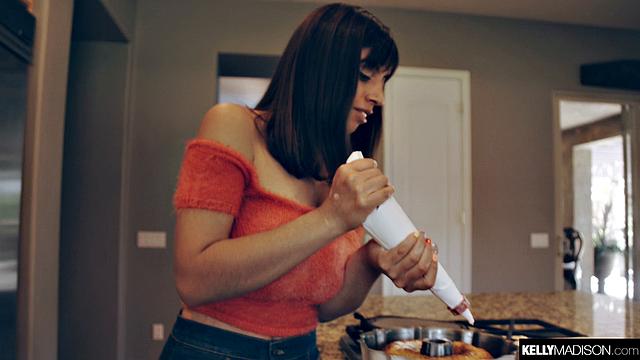 она испекла пирог, а он наполнил ей киску кремом