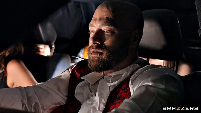 Алексис Фокс и компания устраивают анал прямо на глазах у бывших-призраков, а Хэллоуин теперь всегда с приветом с того света.