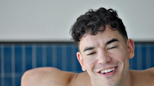 накачанный подглядывающий присоединяется к паре для анального тройничка на улице