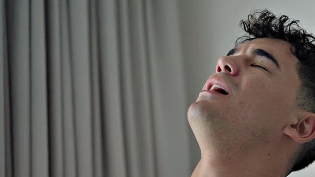 накачанный подглядывающий присоединяется к паре для анального тройничка на улице