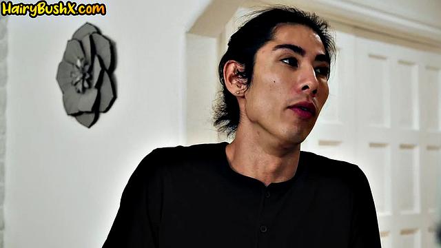 Рыжая с сочной жопой скачет на члене, пытается не распушить свою шевелюру - задача не из легких, зато волос хватает на всех желающих.