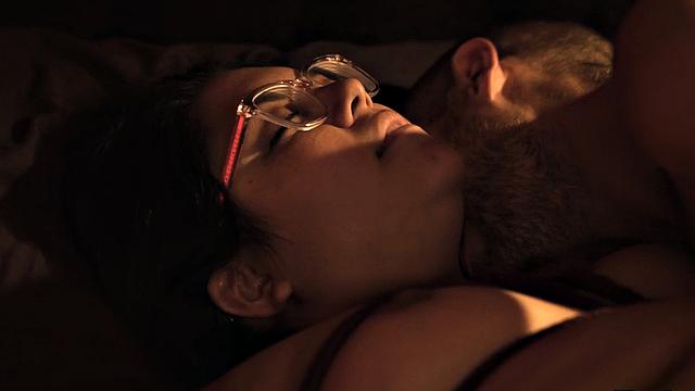 Пышная красотка в мягком бондаже кайфует с парнем в страстном сексе