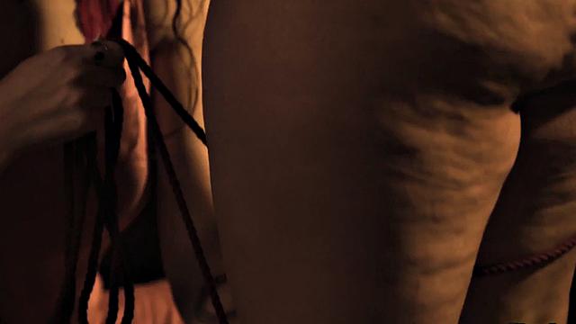 Пышная красотка в мягком бондаже кайфует с парнем в страстном сексе