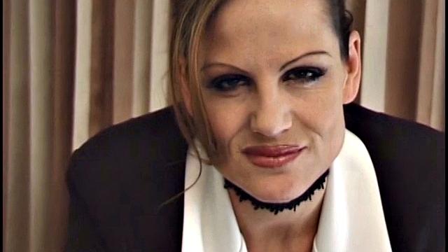 зрелая красотка дрочит у зеркала на каблуках