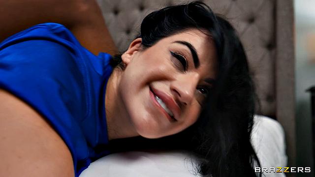 жена трахается с другом мужа, пока тот смотрит футбол