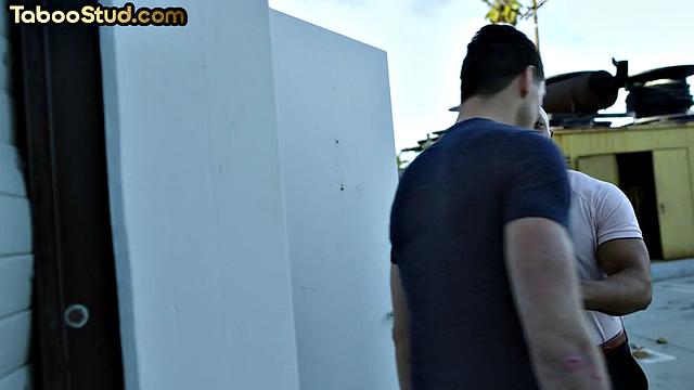 Качок с темной кожей принимает по-гейски от любовника, страстно в позе догги после прелюдии.