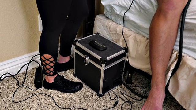 Bisex facesitting MILF pussyfucked in threesome