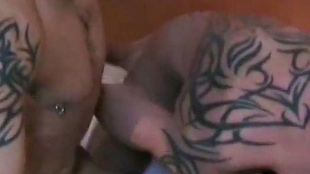 German amateur bottom rims in 3some while barebacked