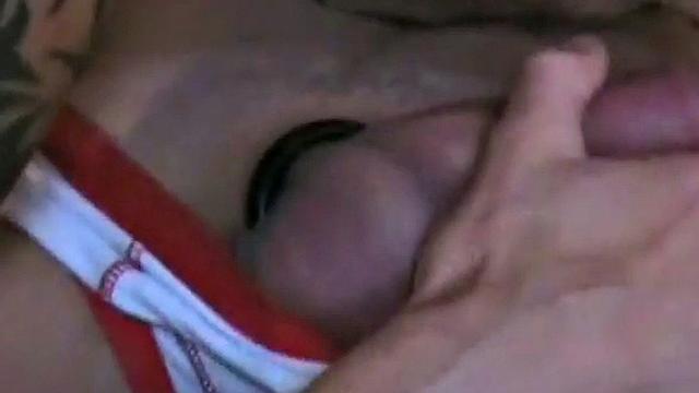 German amateur bottom rims in 3some while barebacked